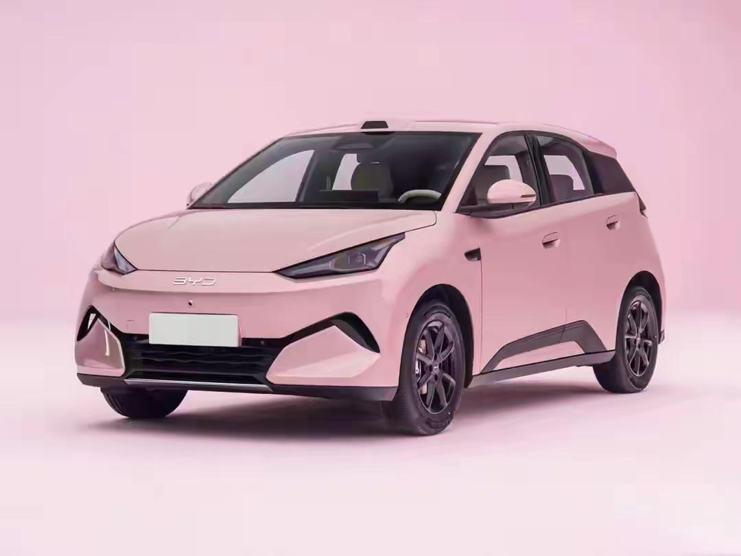 当“兆瓦闪充”这个词还停留在腾势Z9GT、方程豹这些二三十万车型的发布会上时，比亚迪已经悄悄把这项技术下放到了最便宜的车型上。

近日，全新一代比亚迪海鸥的广告拍摄现场照片在社交平台流出。画面中，这台挂着比亚迪Logo的小车旁边，赫然矗立着一座比亚迪兆瓦闪充桩。这个细节意味着：比亚迪品牌旗下最便宜的