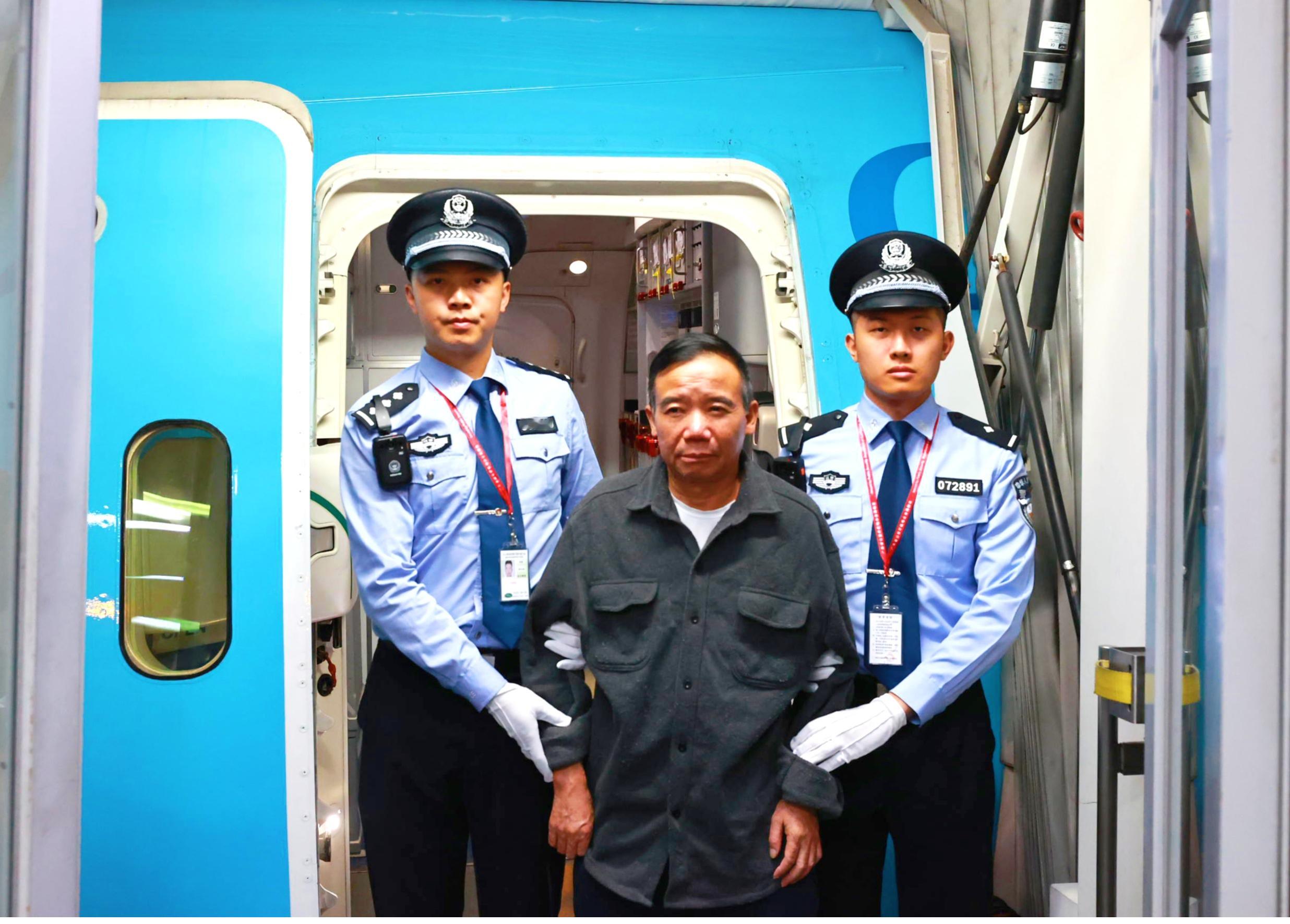 【“红通人员”曾能贵被引渡回国】近日，在中央反腐败协调小组国际追逃追赃工作办公室统筹协调下，经国际执法司法合作，“红通人员”、外逃职务犯罪嫌疑人曾能贵被引渡回国。

曾能贵，男，1962年9月生，江西省瑞金市原扶贫和移民办主任，涉嫌在扶贫项目中收受贿赂，2024年1月外逃。2024年8月，瑞金市 ​