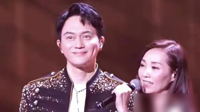 前女友登台，老婆在台下举着手机拍，这场面也就张智霖扛得住。
佛山演唱会，许秋怡突然现身，两人时隔15年合唱《片片枫叶情》，全场直接炸了。更绝的是，袁咏仪就坐台下，举着手机全程录，许秋怡老公也在旁边看着。
唱到《十年人事》，张智霖突然哽咽，说挚友走了，以后三缺一，袁咏仪在台下跟着掉眼泪。
人到中