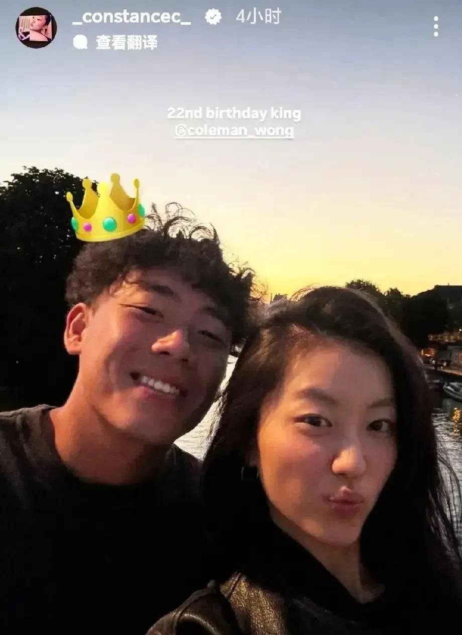 黄泽林亲口认了和陈康堤分手，说现在专心打球。镜头前他手一摊，语气不躲不演，主持人笑场他也没接话，就这么轻飘飘一句“完咗啰”，把上半年那场“陈奕迅牵线、女儿认爱、前排看球”的甜剧直接收尾。4月才在镜头下大方认人，6月还晒合照，半年多时间，从“家人介绍”到“各自赶路”，比网友算的婚期跑得还快。我看这事儿