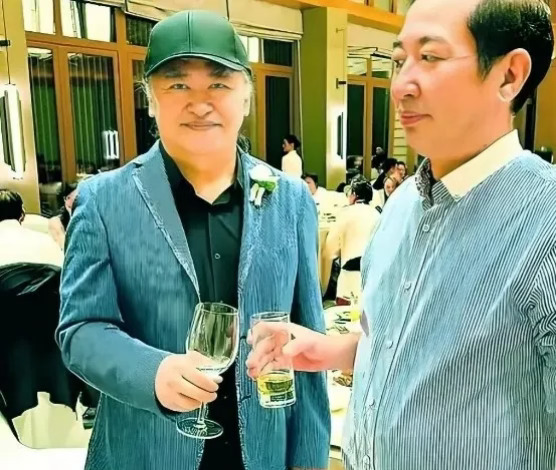 这是刘欢去年10月在女儿婚礼上的照片，当时他戴着黑色帽子，虽然头发已经花白，精神状态依然很好，刘欢端着杯子给客人敬酒，看到34岁女儿出嫁的他满面笑容，心情十分不错。
	
刘欢女儿名叫刘熠思，是他唯一的孩子，刘熠思跟爸爸长得很像也很优秀，毕业于纽约大学电影学院导演专业，2025年10月在重庆举办婚礼，据悉老公还是名校毕业，也算是了却了老父亲刘欢的一桩心事。
	
世事无常，没想到送宝贝闺女出嫁还不足一年，还没好好享受含饴弄孙的晚年生活，63岁的年纪就因病离世，实在是太可惜了！