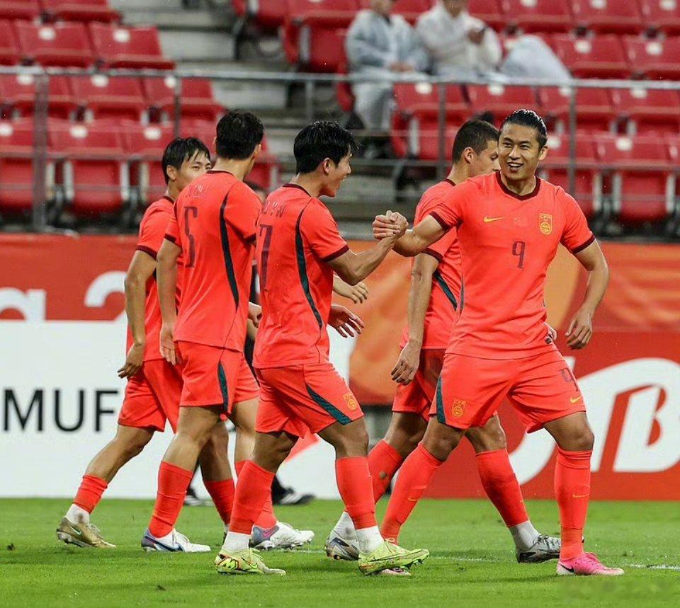 #U23国足进四强#历史性一战！U23国足3‑0零封泰国，闯入亚运会四强。这是2002年亚运改为U23赛制之后首次闯进四强，也是国字号男足28年来亚运最好成绩。

安东尼奥大胆调整阵型，放弃小组赛防守反击，改打高位压迫，半场把泰国压制到仅有一次射门。9月30日半决赛再战韩国，复仇之战，期待小伙子继续创造 ​