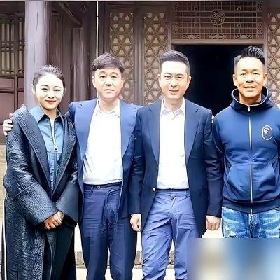 56岁生日，张嘉译躲在西安家里，没摆席，没热搜。但《主角》刚在央视播完，他演的胡三元，那股子轴劲儿，又让人想起他这人。圈里都知道，孙浩、姬他，是他生拉硬拽带出来的发小。有戏就带着，没戏就养着，二十年没变过。可转头，韩沛颖挂靠工作室那事儿一出，他那边直接甩声明，一个字没多说。重情分，但不替人背锅。这分