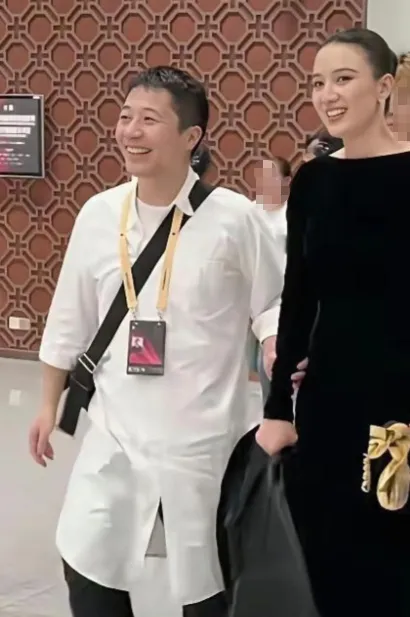 宋佳的丈夫比宋佳小七岁，一九八八年出生，现在是一个导演。
王伟身高应该一米七五，宋佳一米七三，应该比宋佳还高。
但是他们两人在一起，好像宋佳比王伟高半个头。
大概是宋佳穿高跟鞋的原因，如果宋佳穿高跟鞋，估计达到一米八以上，肯定比王伟高很多。
一般都是男导演找比自己小很多的媳妇。但是宋佳和他们更好相反