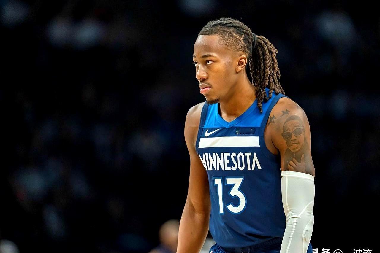 火箭队这回，估计肠子都悔青了。    一个他们看不上的后卫，在季后赛爆...