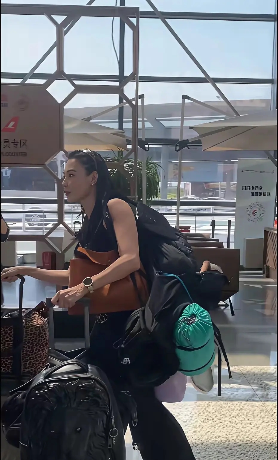 张柏芝真是个女强人，出门也不要助理一个人带十几个包，还抚养三个孩子，长得漂亮还有钱还这么能干，娱乐圈在挑不出第二个像她这样的女人了。