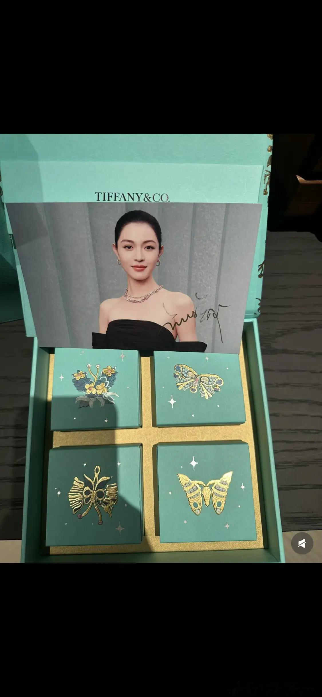 Tiffany这次的致歉，说真的没人愿意买账。
人家在店里消费超20万，实打实的顶级VIP，门店当初主动许诺的中秋专属月饼，转头就因为自己寄错给了别人，想用一句“下次补上”糊弄过去，最后塞了袋价值20块的散装桃酥当补偿。换谁掏了几十万买奢牌，能受得了这种被当成冤大