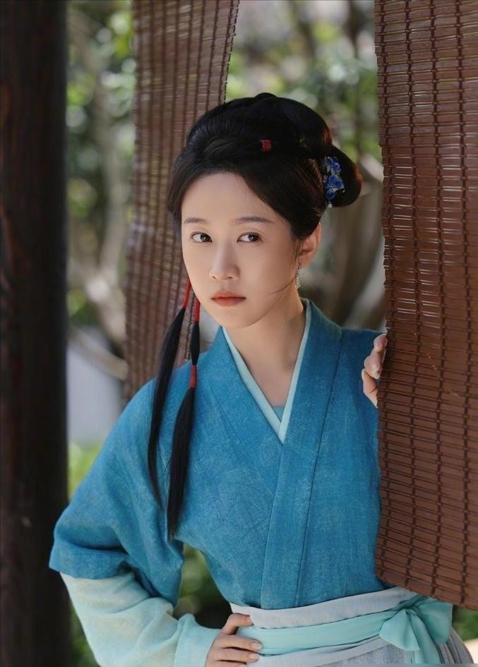 刘美含和谭松韵辛辛苦苦演完的重头戏，到头来连一个镜头都没保住。
大结局播完，原著里最提气的那场戏，居然直接被缩水成了一封轻飘飘的信。
本来书里写得多绝啊。吕蕺儿沦落风尘，兰香遭人陷害也被丢进同一个深坑，生死关头，蕺儿二话不说换上衣服替她顶雷，生生把人推向生路。
后来兰香攒钱替她赎身，她转头就奔