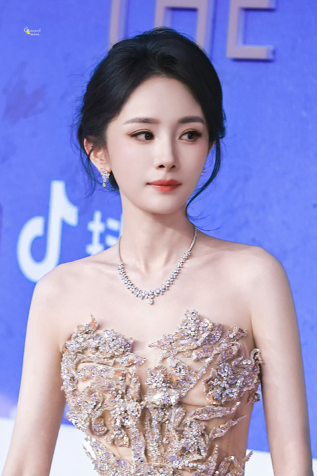 #刘耀文蹲下来和杨幂聊天#

姐姐好美[舔屏] ​