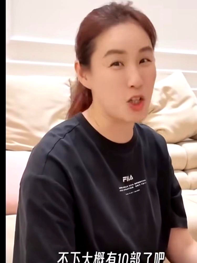 凌晨两点，王婉霏盯着手机屏幕里的霸总咯咯笑，一旁的刘畊宏凑过去看了一眼，直接甩出一句神评论。

屏幕里正是98年出生的短剧顶流曾辉。刘畊宏盯着这个演霸总的小伙，憋出一句他有莫名强大的信心。这句带着健身教练味道的吐槽，瞬间把网友逗乐了。

别看曾辉演的是短剧，人家可是实打实的短剧F4。他和女朋友韩雨彤