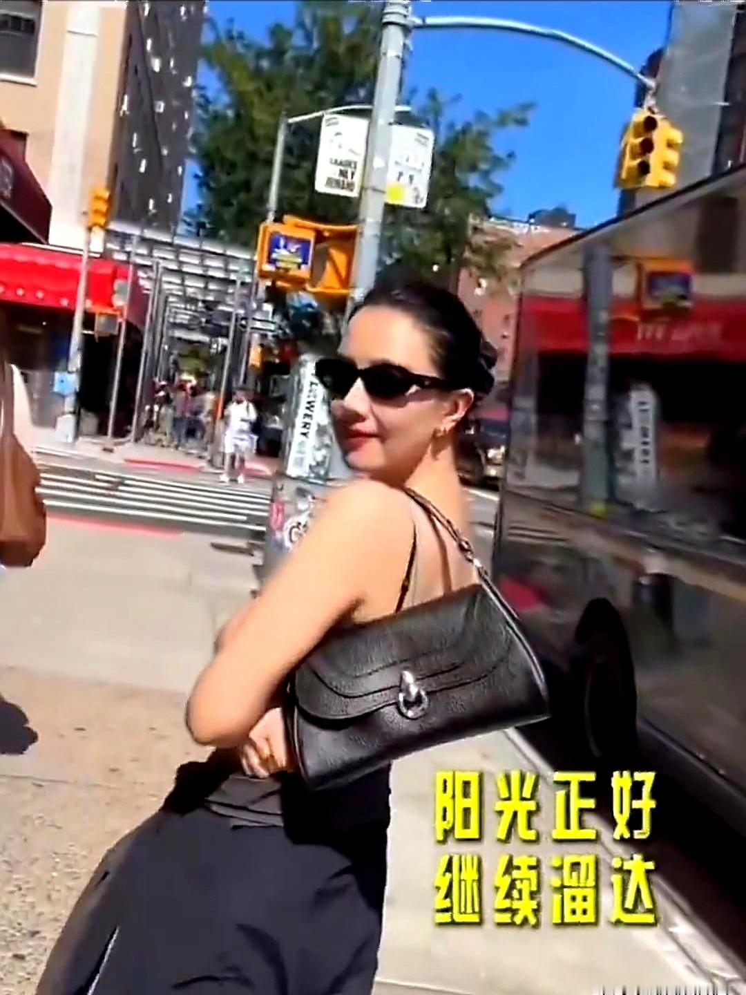 谁能想到，身价千万的女明星出门，居然还要把防晒霜拦腰剪开掏着涂？

纽约街头，高圆圆掏出一个被剪成两截的塑料软管。她熟练地用指头抠出里面剩下的防晒霜往脸上一抹，剩下的半截还能扣回去接着用。

这段几秒的镜头直接冲上热搜，底下评论区全在疯狂认亲。原来大明星也和咱们一样，洗面奶挤不出来了舍不得扔，非得拿