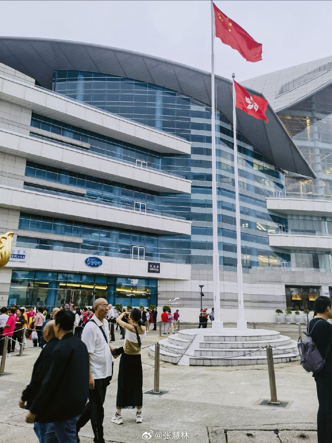 #香港社保和内地不太一样##香港强积金制度#很多人会把香港强积金等同于内地养老金，其实二者模式完全不一样。

香港没有内地这种社会统筹养老金，强积金属于个人账户完全积累模式，只要受雇上班，无论什么岗位，雇主和个人各缴5%，每月合计上限3000港币，资金进入个人投资账户，交由保险公司管理，个人 ​