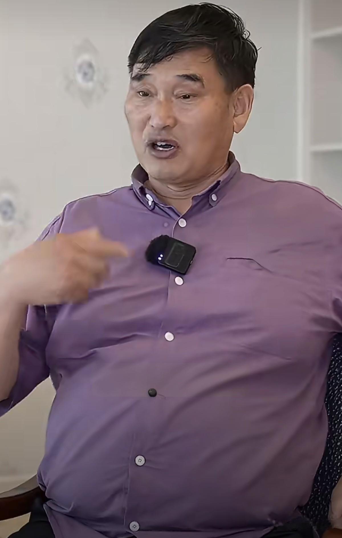 大衣哥朱之文接受潇湘晨报专访时聊了聊儿女的近况，也谈到自己养老的钱怎么安排、对晚辈帮到什么程度算合适。这段采访发出后，评论区挺热闹的。

他说自己养老的钱已经备好了，不打算拖累孩子。对子女和晚辈，他愿意搭把手，但不会无限度地给，觉得一味惯着反而害了他们。这话说得挺直白，也挺实在。

朱之文成名以后，