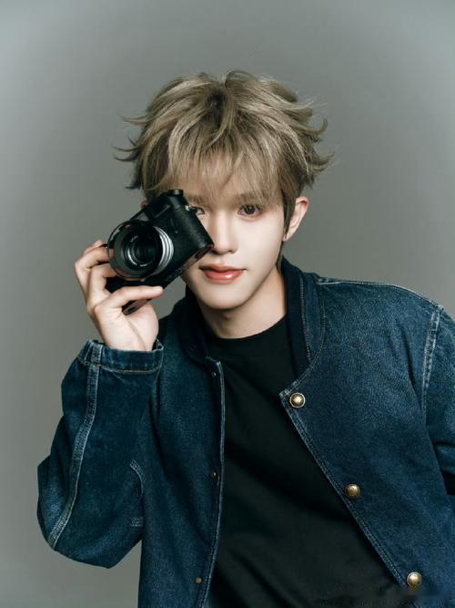 #李昊[超话]#  
又翻出你早期的视频看，那时候青涩的模样和现在成熟的样子重叠，成长的力量真让人感动！#李昊成长日记##视频日记# ​