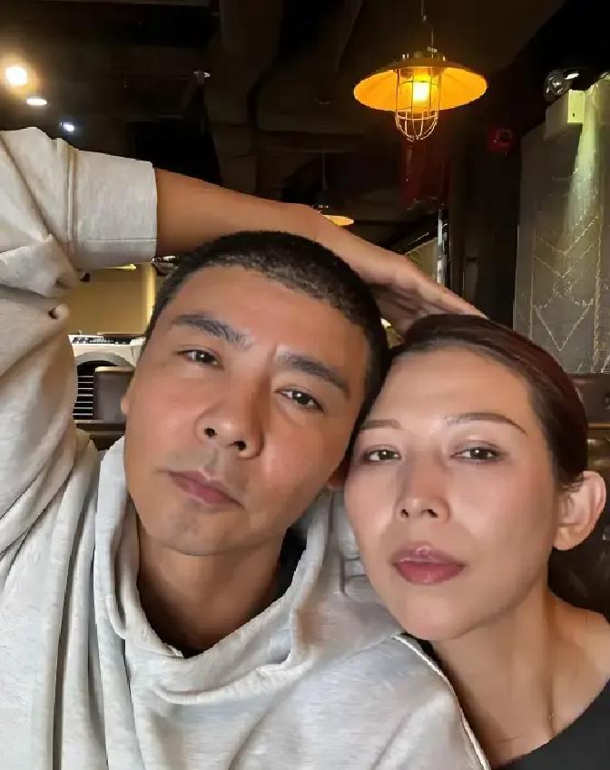 当年，主持人当众问张晋：“你老婆跟了刘銮雄六年，你不介意吗？”话音刚落，现场瞬间死寂。蔡少芬坐在一旁，身子猛地僵住，手指死死攥住衣角，眼神慌乱躲闪，难堪到无地自容。

张晋侧过脸，看了一眼蔡少芬。她的脸已经白了，嘴角抿得紧紧的。他没有立刻回答，伸手拿起面前的水杯，慢慢喝了一口水。这个动作很平常，却让