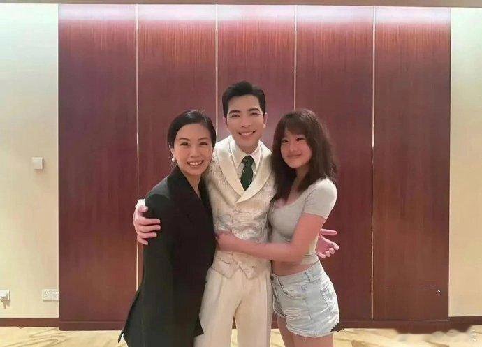 贾静雯女儿梧桐妹让萧敬腾好为难，已经顶的那么紧了，这手可不敢再放上 ​​​