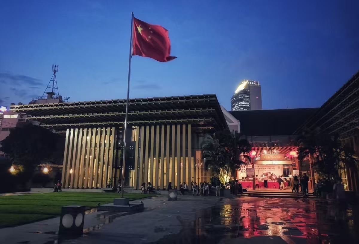 又有人在泰国失踪！使馆这次连“注意安全”都不说了，直接警告：可能被非法拘禁、转运到泰缅边境。

据中国驻泰国大使馆微信公众号消息，近期泰国发生多起中国公民入境后失踪失联、遭非法拘禁并被诱骗转运至泰缅边境的案件。不法分子不再只拿“高薪招聘”当诱饵，商务考察、投资合作、拍摄演出邀约，全成了把人骗出去的幌