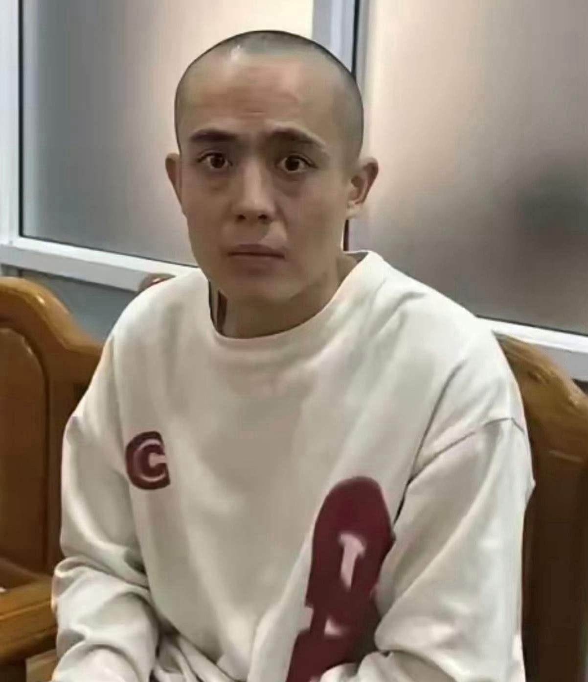 先说我的结论：这笔钱，王星不该还，至少不该由他来还。
道理很简单。一个被人控制、被人拿枪指着脑袋的人，被逼着刷脸借了几万块，钱一分没到手，全进了犯罪团伙口袋。回国后却要每月还四千多，还三年，连结婚都得往后推。这叫什么？这叫受害者替罪犯还债。
法律其实说得很清楚。《民