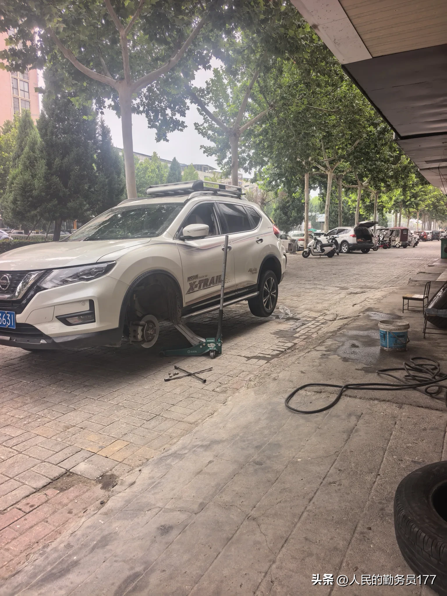 标题:陪我5年10万公里的老车，昨夜胎压报警，花2000换4条新胎！
    老伙计日产奇骏，陪伴我整整五年，里程已经突破十万公里。
原车的四条轮胎一直没有更换，花纹看着尚且完好，便心存侥幸继续跑。
       昨天晚上在路上行驶，突然胎压报警失控，不敢继续长途行驶，只能换上备胎