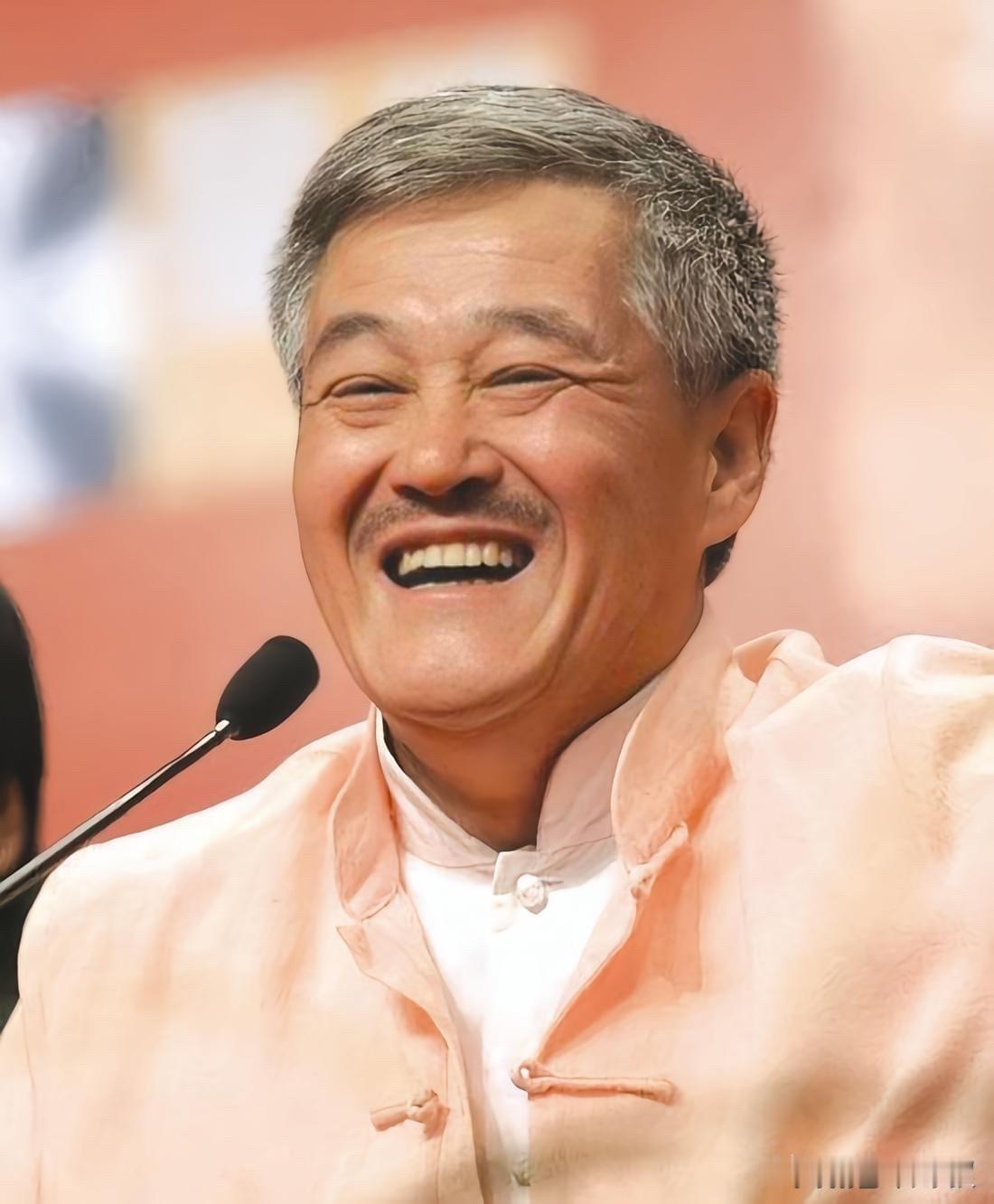 最近赵四直播聊赵家班分红的旧事，又把赵本山拖回多年的舆论争议里。这么多网上骂他压榨徒弟、分红拿大头的人，多半只看得到他赚多少，看不到他扛了多少事。
第一，别揪着表面分账说事，背后的兜底账没人敢细算。上百个徒弟家里红白事、老人看病、孩子上学他掏钱，刘小光赌债、王小宝打人赔款、全团队近亿税款窟窿全是他填