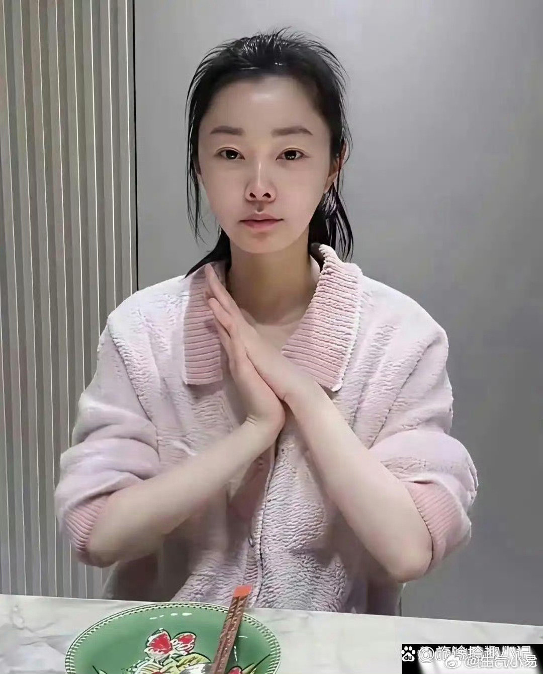 宋轶素颜照火了，网友讨论炸锅，鼻子成了大伙热议的点。 ​