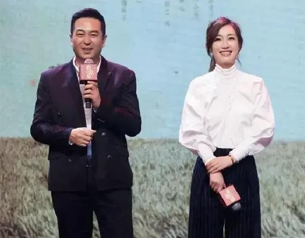 拿过影后的秦海璐，拍完《白鹿原》转头就给张嘉译放了狠话：以后哪怕剧本再好、给再多钱，我也绝不演你媳妇了。
圈里人都知道秦海璐接戏挑剔，底子又硬，能把她说怕的对手戏演员，真没几个。
张嘉译当时还纳闷，忙问她到底哪儿得罪她了。秦海璐摇摇头，直接吐了两个字：太累。
整整八个月，天天泡在原上。两个人对