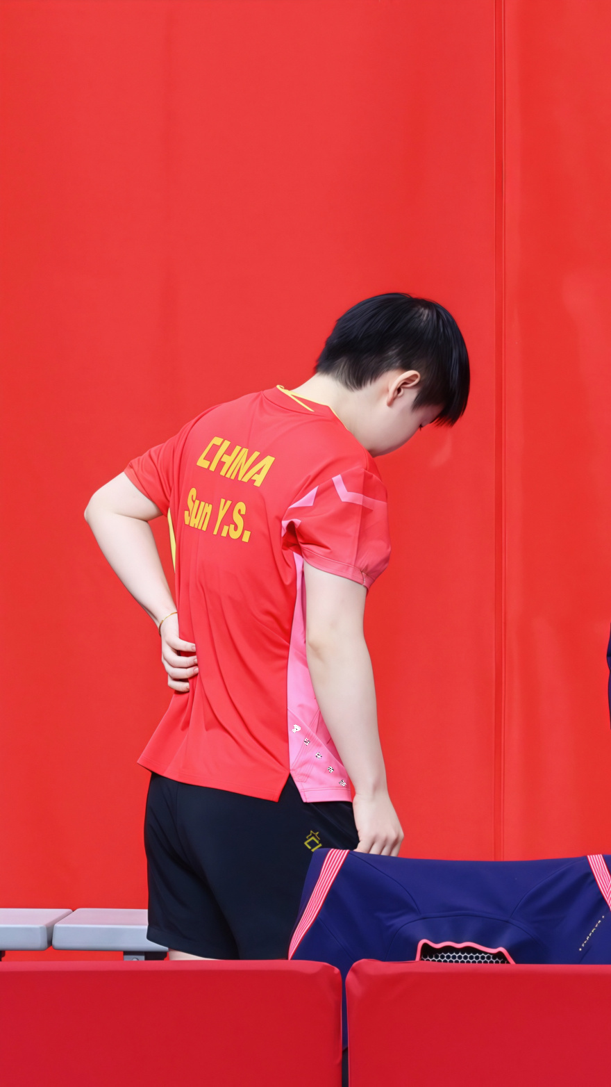 #孙颖莎希望大家多鼓励自己#
2026年10月7日，WTT中国大满贯女单赛场爆出最大冷门，世界排名第一孙颖莎的带病上阵，以1-3不敌泰国选手止步32强。赛后，她在发布会上数度哽咽，首次开口恳请外界“多给我一些鼓励”，道出了连轴转赛程与高烧不退双重夹击下的极限疲劳。

亚运会极限消耗：孙颖莎刚从名古屋 ​