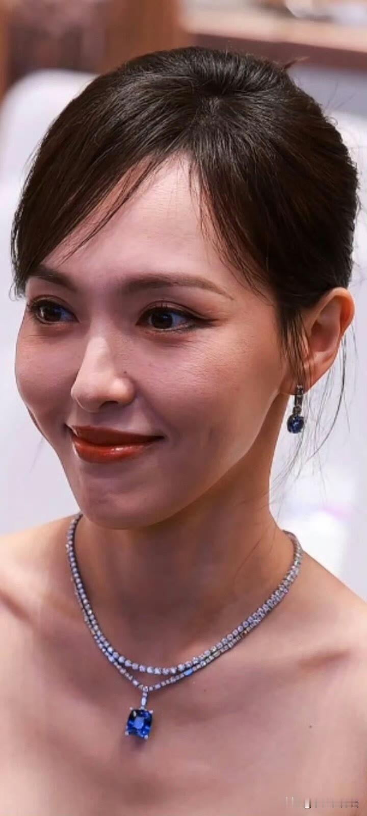 唐嫣真的好美啊！近日她穿亮片露背裙的美照曝光，魅力直接拉满。她戴着珍珠...