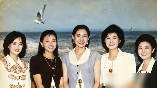1994年首届金话筒，五个女主持一亮相，个个不一样。倪萍往那一站就是家长里短的热乎气，杨澜开口就是国际范儿的机灵劲，敬一丹脸上写着新闻人的轴，鞠萍一笑，全国小孩都喊姐姐。
再看现在，一水儿的瓜子脸，一水儿的播音腔，换个台你都分不清谁是谁。敬一丹走了，鞠萍退休了，倪萍67了还在综艺里犀利点评，被小年