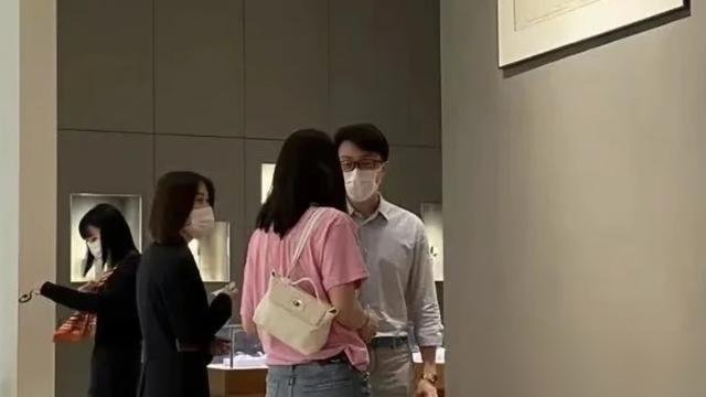 袁咏仪又被拍到在爱马仕专柜，网友直接炸了：怎么还在配货？向太可是放话顶级VIP根本不用配。结果镜头拉近，人只是在看丝巾，旁边张智霖拎着袋子一脸淡定。
说白了，配货这事分人。向太那种买成股东的量级，柜姐得倒着给她留货。袁咏仪再爱马仕，也扛不住她买包像买菜，量够但没到垄断级别。
可换个角度，她缺那点