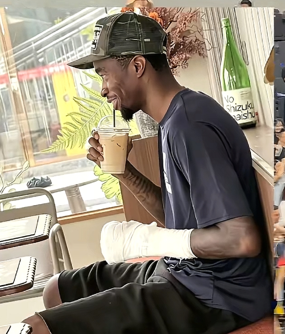 怕什么来什么！据消息人士称，广东男篮外援萨姆纳受伤了。昨天广东男篮和贵州猛龙的一场热身赛中，萨姆纳手臂受伤，随后到医院进行了检查。从照片中看得出来，萨姆纳手臂已敷上石膏，不过看他的表情，笑容满面，还喝上奶茶了，个人觉得他的伤情应该没什么大碍。说实话，新赛季才准备开始，球员千万别受伤，球迷们都等着看比