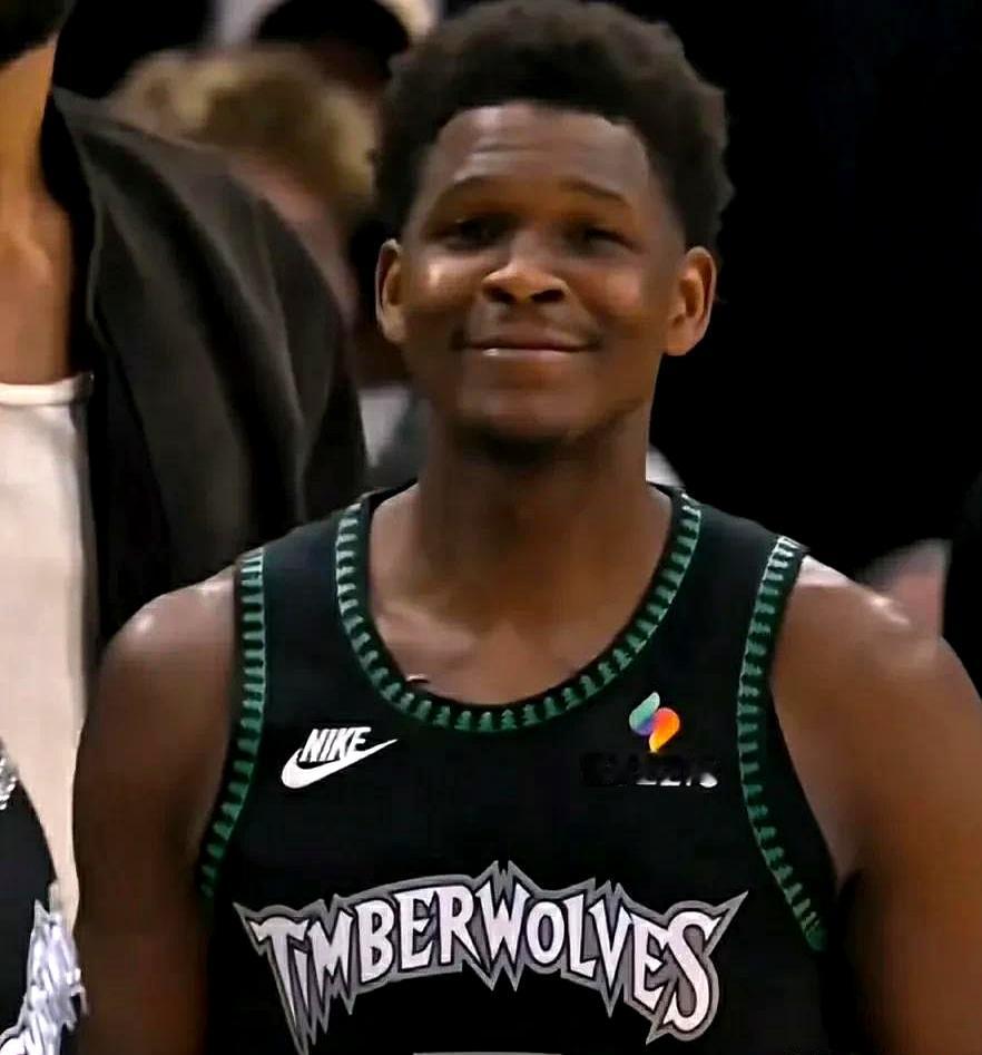 安东尼·爱德华兹赛后找偶像换球衣被拒了，还在网上发笑哭表情自嘲。   ...