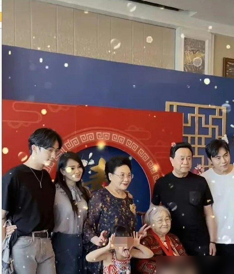 13岁儿子一句话，伊能静转头就嫁了小10岁的秦昊。
二婚、带娃、姐弟恋，所有人都说她踩雷。结果呢？秦昊亲手安排哈利坐主桌，94岁的外婆拉着孩子不撒手。
伊能静当年没急，先把决定权扔给儿子。儿子说：你希望我幸福，为什么会觉得我不希望你幸福呢？
就这一句，她嫁了。
后来哈利喊秦昊小昊哥哥，伊能静
