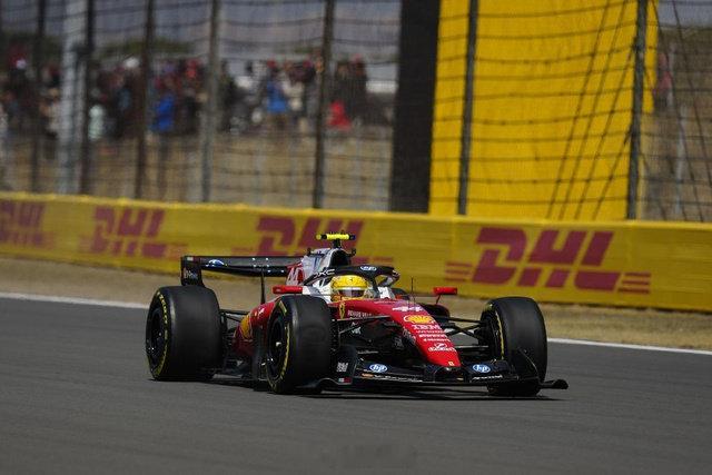 F1赛车时速高达300公里，经过镜头更是只有零点几秒，需要极限拍摄难度切入，通过高速对焦、摇拍跟随和复杂光线等专业技术，普通手机往往只是拍到了却看不清，官方摄影师都在使用vivo X500 Pro Max新品拍摄F1，高速定格、赛车摇拍展现F1极致精彩！#时速300公里赛车这么拍帅到了##f1﻿ ﻿# ​