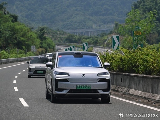 千年丝路新驼铃：比亚迪车队深圳收官，下一站，世界！
当千年驼铃化作电流的轻啸，一段横贯中国的绿色征途在深圳画下分号。8月14日，2026丝绸之路万里行·启迪之路国内段正式收官，由比亚迪全程护航的新能源车队，在完成横跨东西的文化寻访与技术拉练后，于南海之滨整装待发。这不仅是国内行程的终点， ​