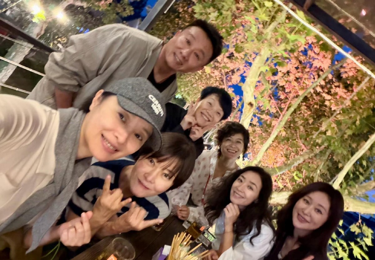 别人发图先磨皮再瘦脸，柯蓝倒好，原图直出。50+的艺人，无美颜、无P图、没布光，这操作放别人身上，经纪人早拦下了。
乌镇戏剧节，老友聚会。前排吴越、柯蓝、李小冉、李纯，后排房子斌、陈明，七八个人围坐一桌，挤得满满当当。柯蓝VJ出道，各圈层朋友都有，聚会照里常冒出意想不到的面孔。这次穿白色波点衬衣的女
