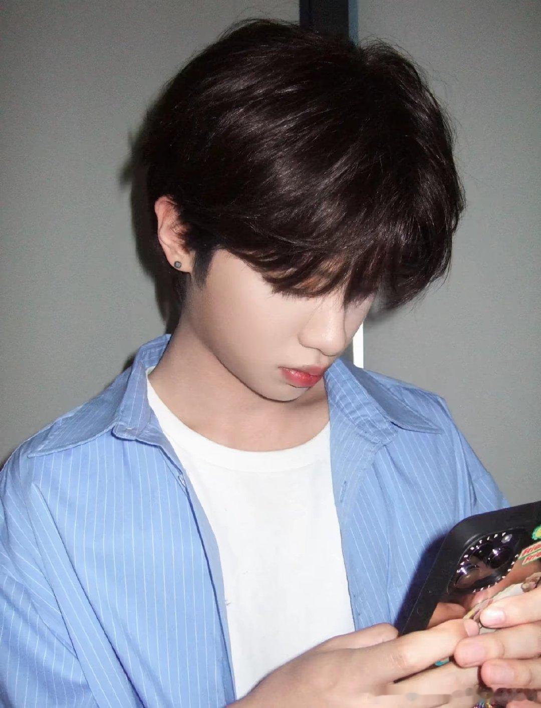 #黄明昊[超话]#hmh #黄明昊天天开心#hmh #黄明昊吉祥安康# 
伤心时摸摸你的脸 是硬的 哦 原来是卡套[捂嘴哭]
​