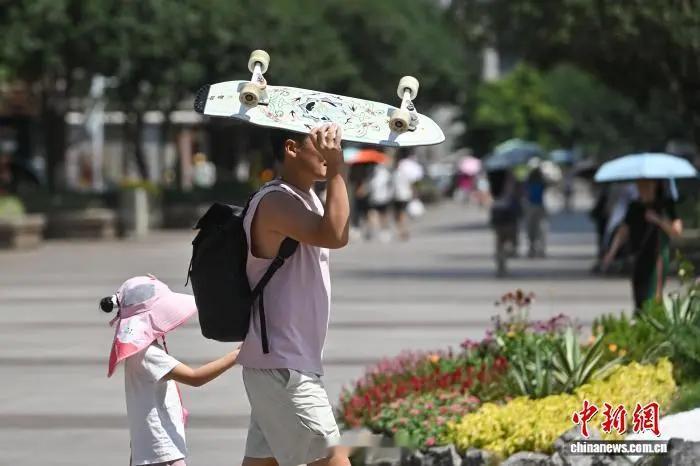 【 7月以来，我国高温天气显著，多地热到破纪录。8月是否还会出现极端高...