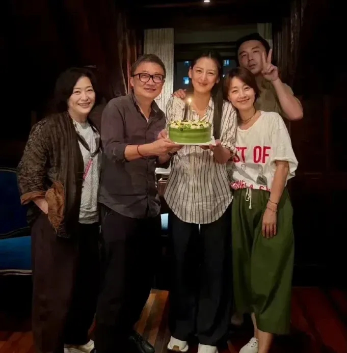 《我的前半生》剧组聚餐合照流出，画面细节直接被网友扒得乐坏了！
 
黄澜晒出剧组重聚的聚餐照片，马伊琍挨着黄澜站得很近，许娣和导演沈严站在一起，大家都大大方方入镜。唯独雷佳音，悄悄缩在队伍最后面，只探出一张脸，伸一只手比耶，身子全藏在人群后头，藏得严严实实。
 
不少网友调侃，雷佳音合影怎么跟害羞的