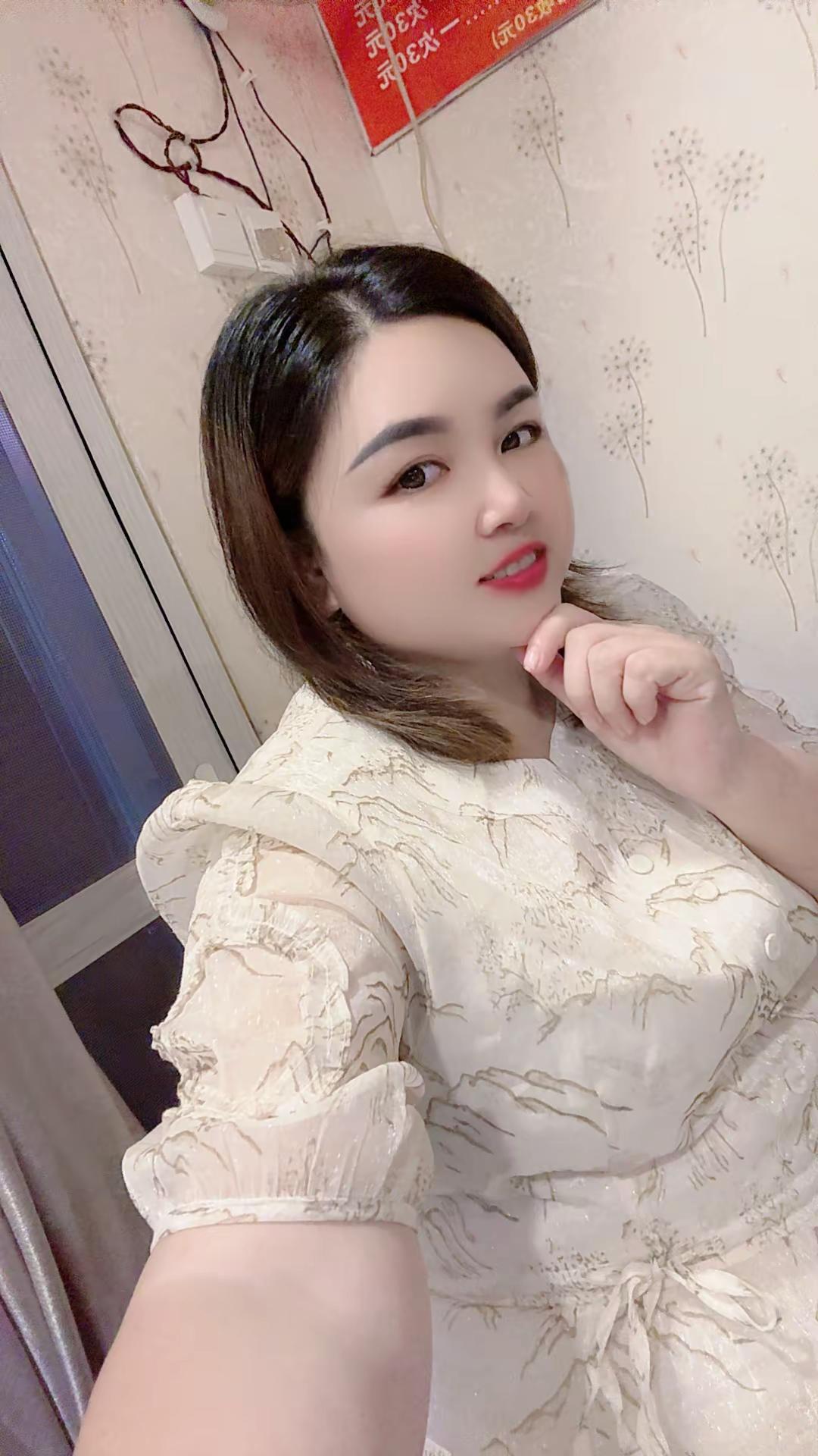 <p>微胖小姐姐 <!--{img:0}--></p><img src...