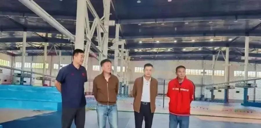 陈忠和带队在雅典0:2落后翻盘俄罗斯拿奥运金牌是2004年。2026年10月8日，他跟天津蓟州区长沈洁坐下来谈的，是排球赛怎么把民宿和农产品带起来。
那年雅典决赛，中国女排先丢两局，第三局再输就结束。陈忠和在更衣室跟队员说，就当已经输了，放开手脚打。后面三局全拿下来，3比2赢了俄罗斯。这是中国女排时