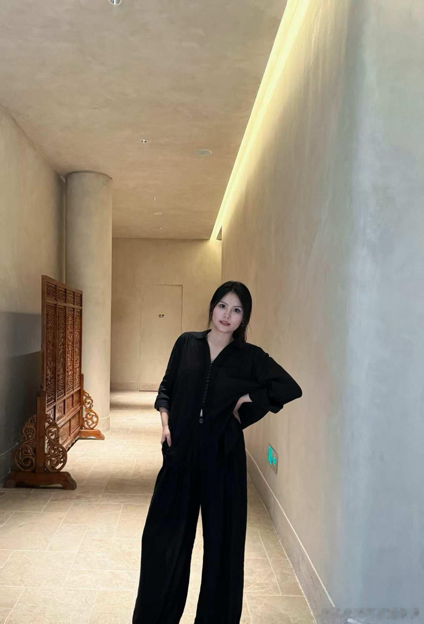 01年女教师认真找对象
关于我:基本情况:
01年，ISTJ。身高165，体重50kg，长相清秀型。普本毕业，本地独生女，家住鼓楼，工作在玉林路，公立高中主课老师(不在编，介意勿扰)。父亲国企事业编退休，母亲也已退休，养老医保无负担，有房有车无贷款。
个人爱好:
无不良嗜好，不抽烟不喝酒(过节会陪长辈喝 ​