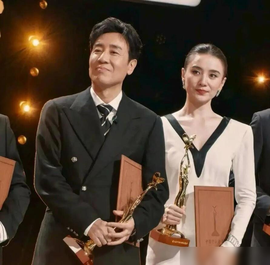 宋佳拿奖那一刻，台下有人先哭了。
朱亚文听到自己名字时明显愣了一秒，宋佳坐在旁边眼泪已经掉下来。这届金鹰奖的镜头没怎么给流量明星，倒是把几个实力派的反应拍得清清楚楚。
于和伟上台还是那副沉稳样子，接过奖杯微微点头，说每次拿奖都惶恐。他演吴石将军前翻了不少资料，觉得真正该得奖的是那些历史里的人。这