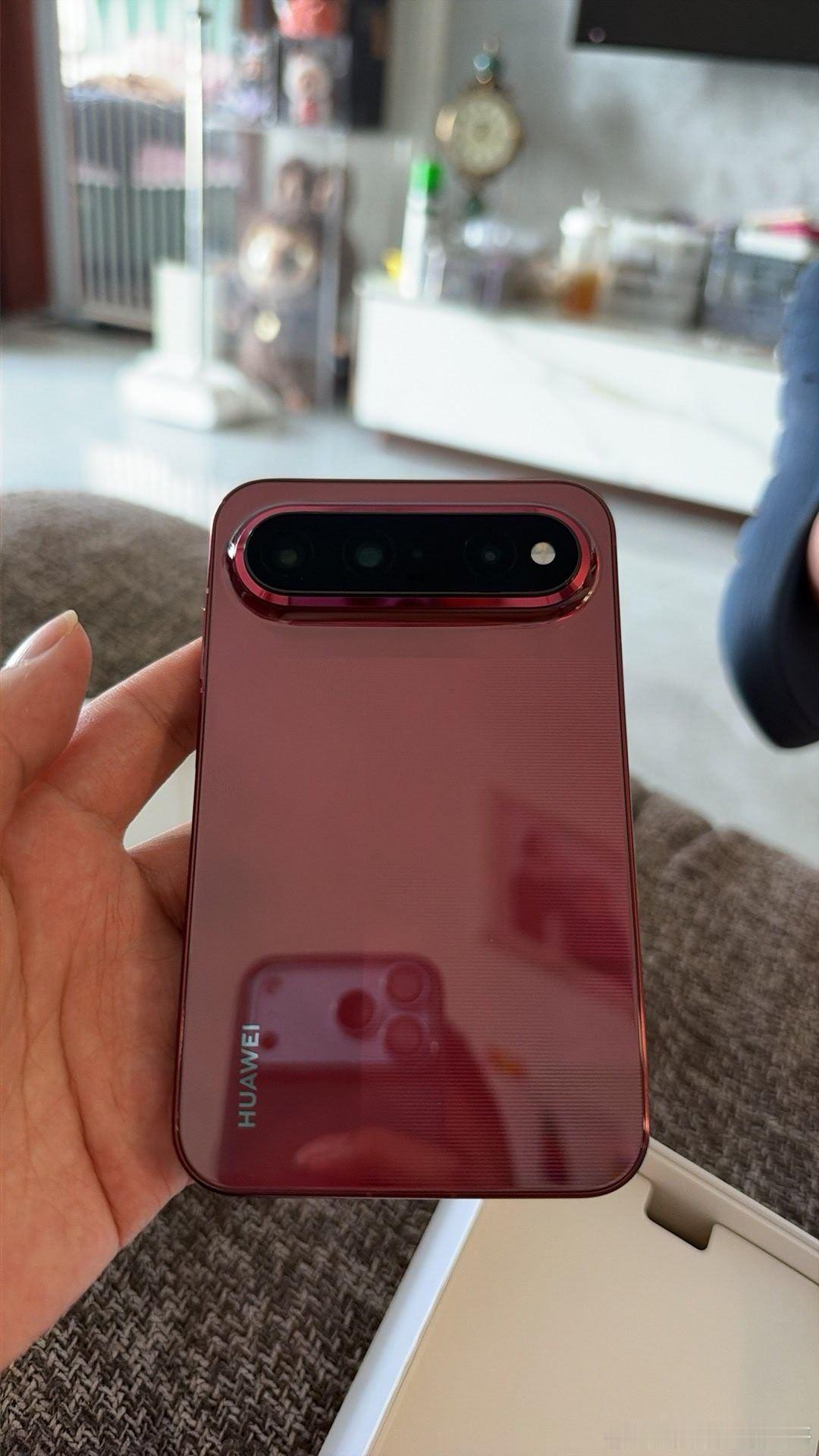终于上手这台酒红色阔直板📱
▫️外观
酒红渐变背板带细腻拉丝纹理，整机质感很高级，后置横排相机模组辨识度超高，拿在手里回头率很高。
▫️屏幕体验
阔屏是核心亮点，横向更宽，刷小红书、看电子书、浏览表格文档，一屏能显示更多内容，不用频繁上下滑动。看视频无敌 尤其抖音 视野是之前完全没有 ​