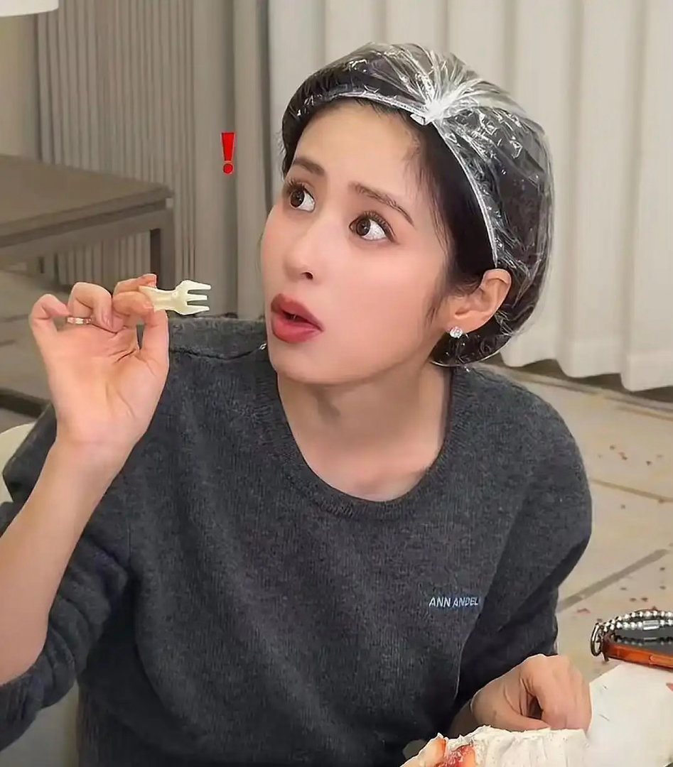 颖儿请团队吃火锅，怕头发沾味戴头套，随和得不像老板 ​