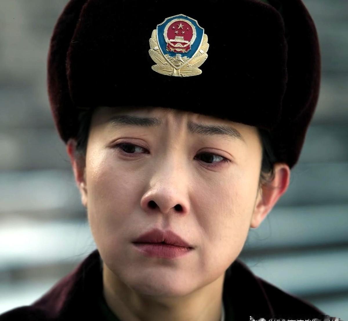 片警主动找人合婚批八字？这剧情能在国产剧播出来，尺度真绝了。

《余红旧事》彻底刷新了警匪剧的常规尺度。前脚李德武脱裤子找小姐的画面直接放出来，后脚余红广场就摆出三个死人、三支香的骇人场面。最离谱的是女主角刘娟，堂堂一个人民卫士，居然找小学同学“万大师”给自己和何亮合婚批八字。

万大师背对观众一顿