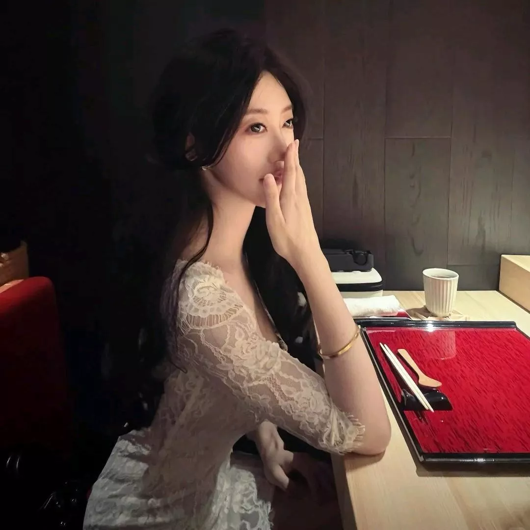 优雅女士在餐厅享用美食，微笑中透露着幸福。 美女