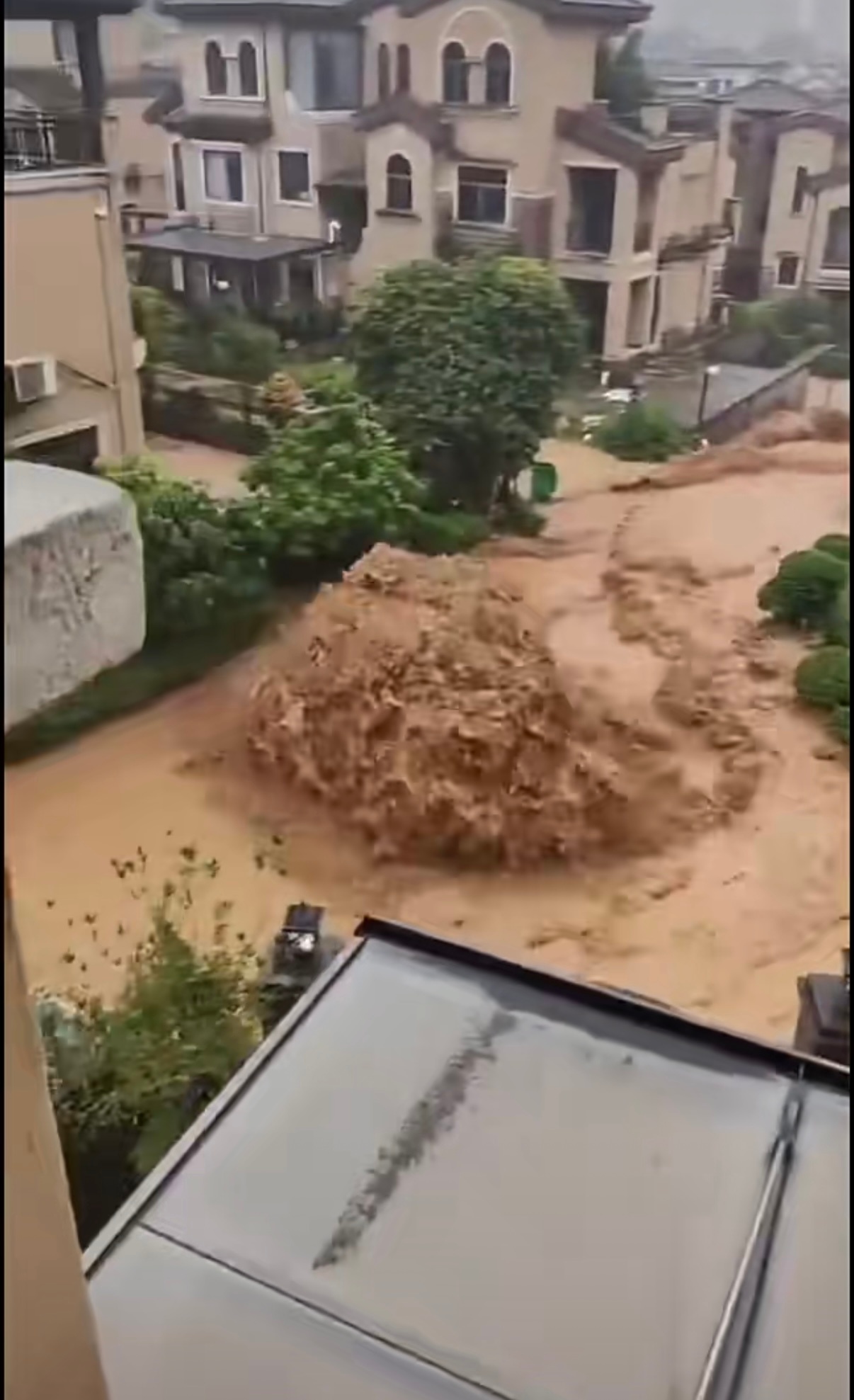 #莆田洪水倒灌如瀑布居民被困楼上#/
#福建莆田持续强降雨#/
#莆田一小区车库2小时被洪水灌满#/
#莆田一土木楼被水淹轰然坍塌#
福建莆田遭遇极端强降雨，灾情令人揪心。
洪水如同瀑布般倒灌进小区地下车库，短短两小时车库就被完全灌满，大量车辆被淹，不少居民只能退守楼上避险。
洪水浸泡之下，部分土 ​