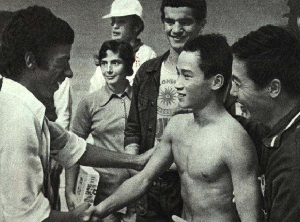 1974年德黑兰亚运会，水球决赛，中国打伊朗。终场比分8比9，中国队输了。
看台上几个伊朗体育官员等不及颁奖，穿着西装就跳进泳池，跟队员抱成一团庆祝。后来有人翻旧账，说这一分是中国队让的。

这事要从半年前说起。新中国第一次参加亚运会，就是这一届。1973年11月，亚运会联合会在伊朗开会，把台湾方面