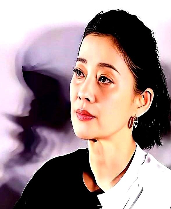 同样拍了44集，男主角拿8万8，女主角却拿走300万。

郭涛当年拿着合同直接找导演孔笙要说法，心里确实堵得慌。

孔笙只掏心窝子说了一句实情：开机前原定女主突然撂挑子，剧组一天不转就要赔几十万，是刚生完孩子、脸还肿着的梅婷二话没说赶来救了场。这300万买的不是片酬，是全剧组的命。

听完这番话，郭